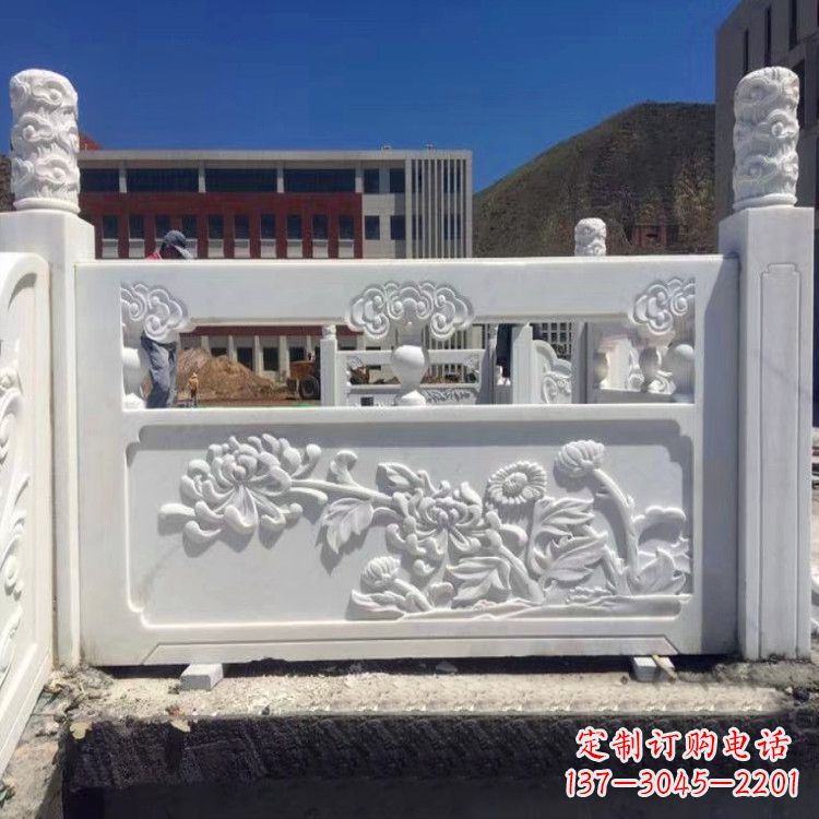 河南中领雕塑旗下的菊花石栏板雕塑,以其独特的…