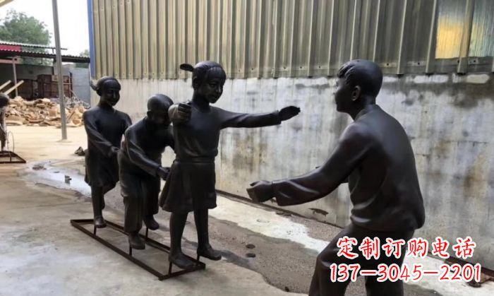 河南华中领雕塑出品——老鹰捉小鸡铜雕