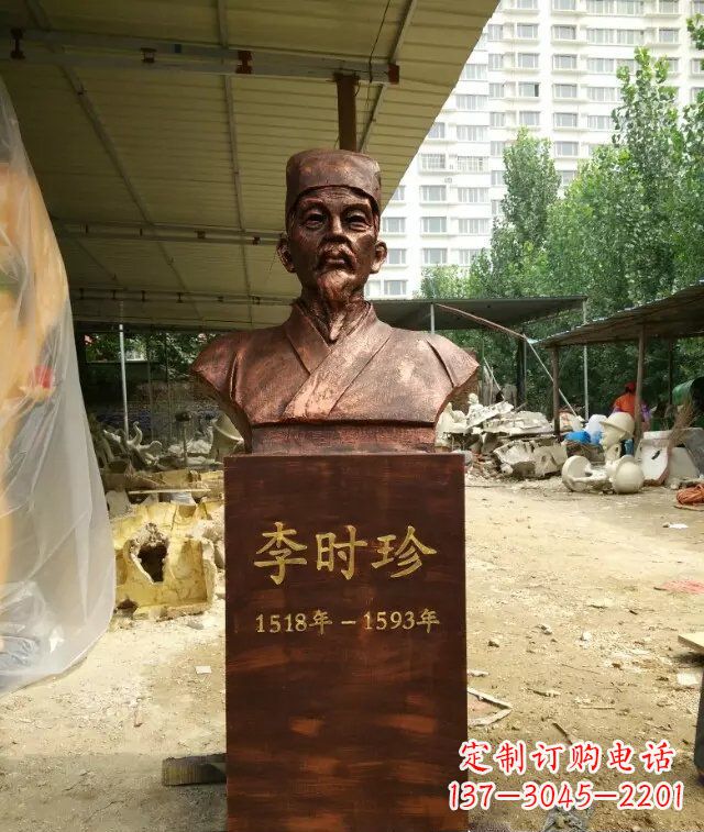 河南寓意深长精致细节——李时珍校园名人铜雕