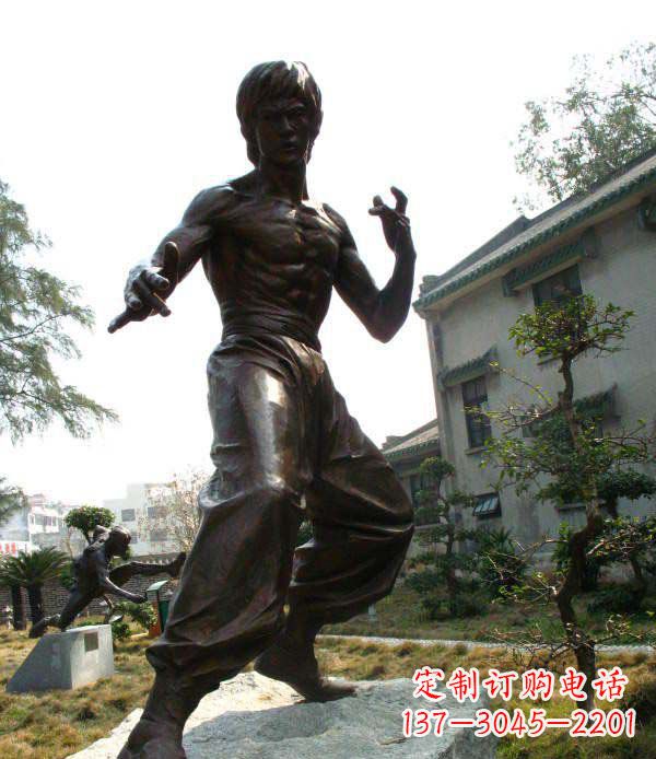 河南忠实再现李小龙公园名人铜雕