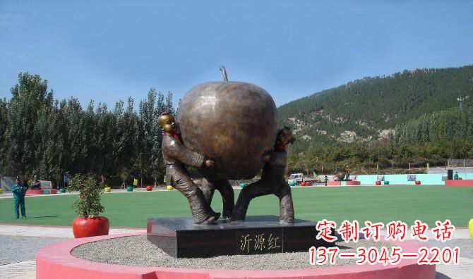 河南苹果融入两岁小孩的生活——公园铜雕