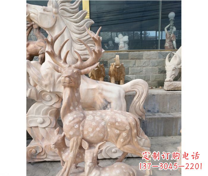 河南展现自然风采的梅花鹿石雕