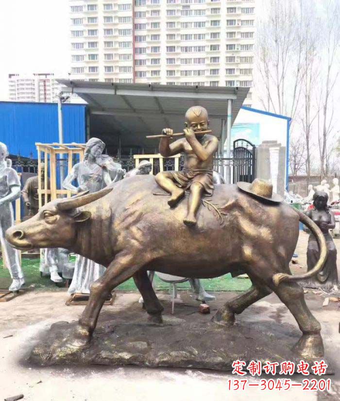 河南专为儿童量身定制的牧童骑在牛背吹笛铜雕