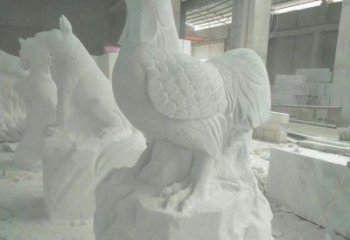河南华丽而神奇的汉白玉中领生肖鸡雕塑