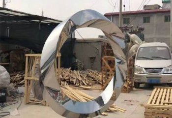 河南镜面不锈钢几何圆环雕塑，经典永恒之美