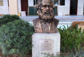 河南马克思铸铜头像雕塑，记录校园历史精彩