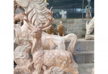 河南展现自然风采的梅花鹿石雕