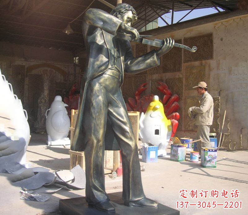 河南男人演奏小提琴铜雕
