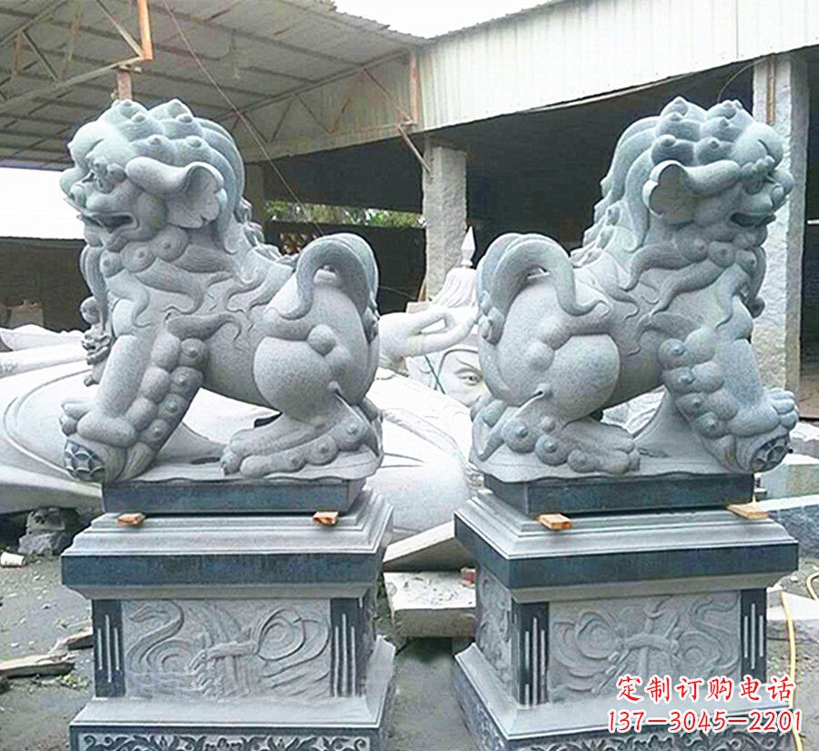 河南南方狮子献钱狮石雕,精美狮子雕塑为您庆祝