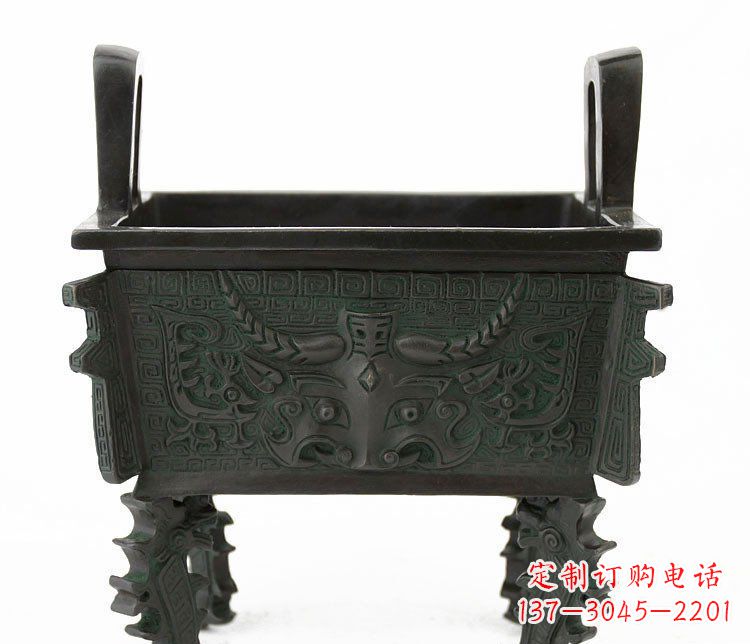 河南精致的牛头铜鼎铜雕