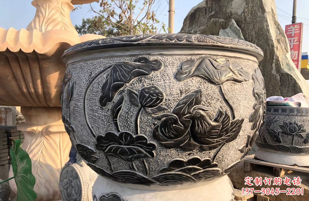 河南荷花浮雕鱼缸雕塑,让空间更加生机勃勃