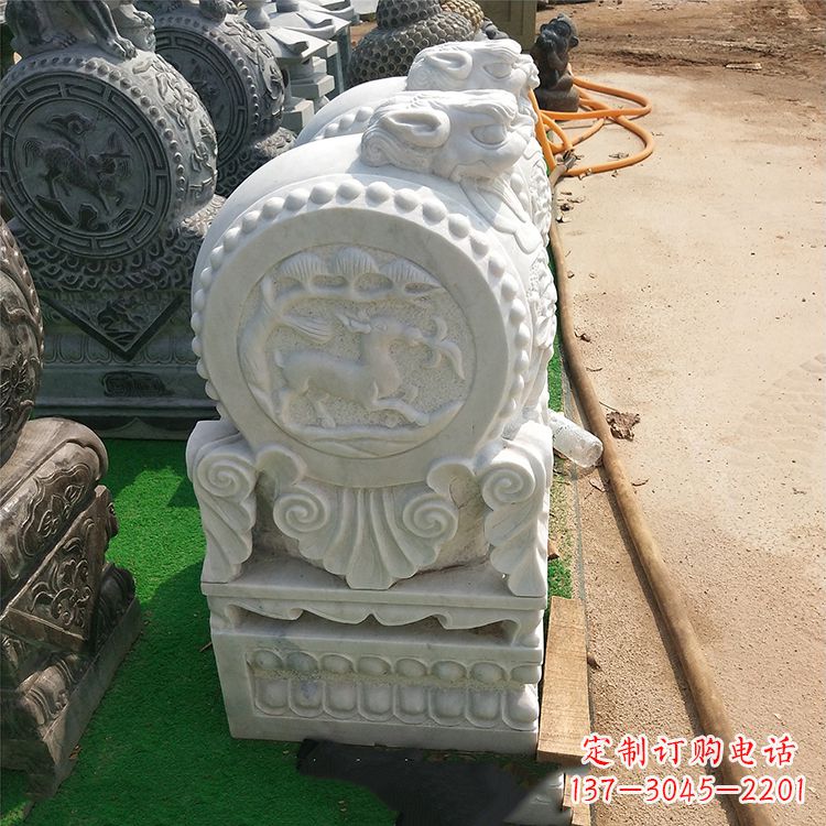 河南青石门墩石带浮雕是由领雕塑定制制作的一款…