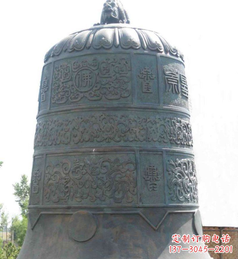 河南传统唢呐青铜钟雕塑,传递节日的祝福
