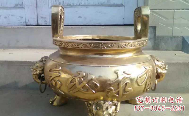 河南壮丽威猛的三足香炉铜雕