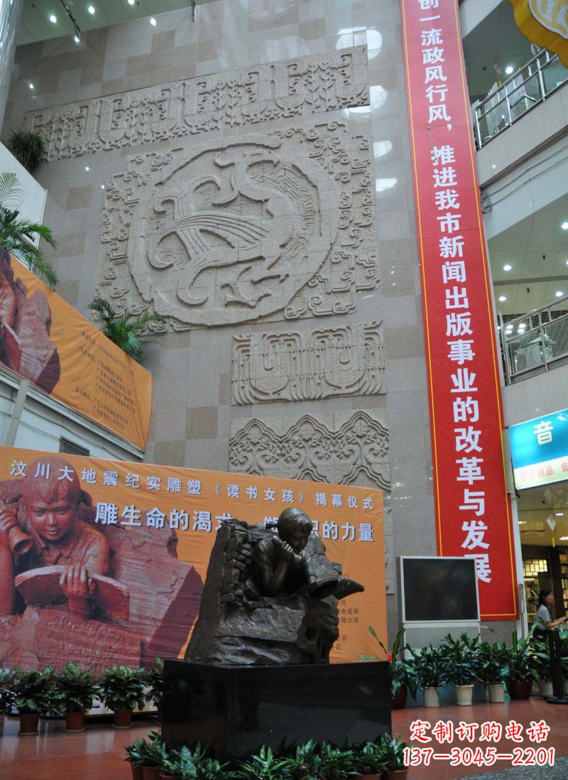 河南令人惊叹的小女孩景观铜雕