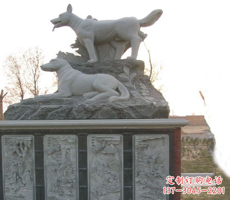河南体现艺术灵感的两只狗公园动物雕塑