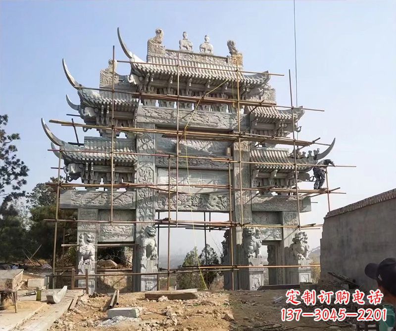 河南石牌坊外东侧的龙凤雕塑