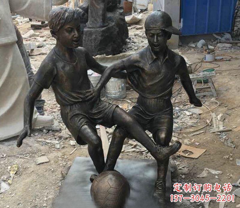 河南踢足球公园人物铜雕