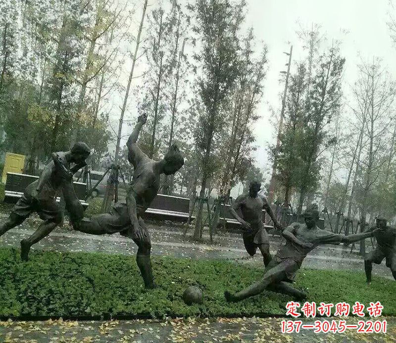 河南踢足球公园运动人物铜雕