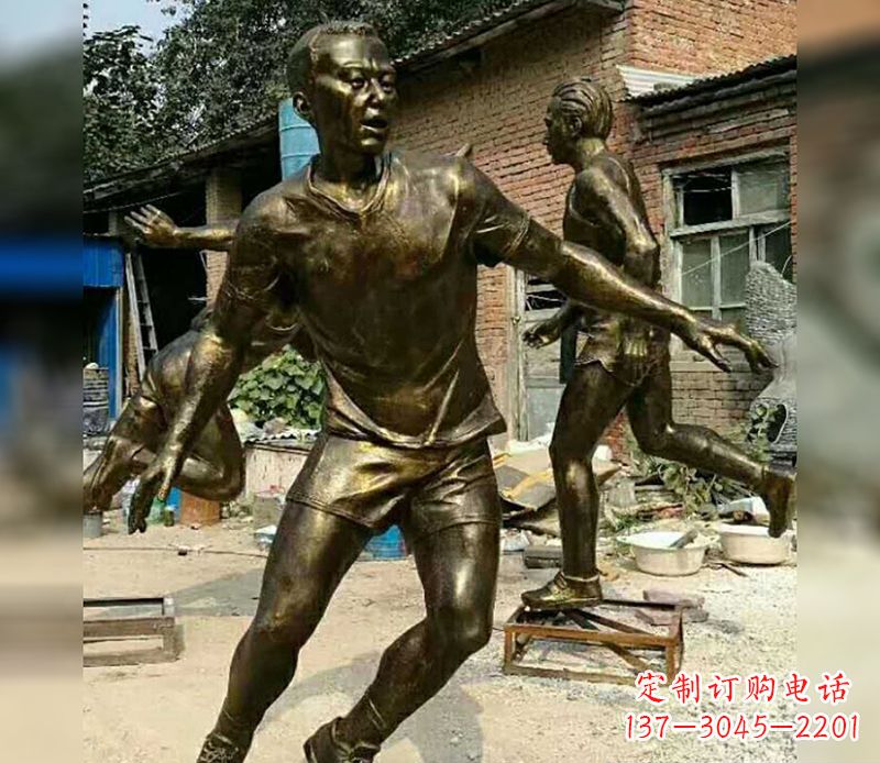河南踢足球广场人物铜雕