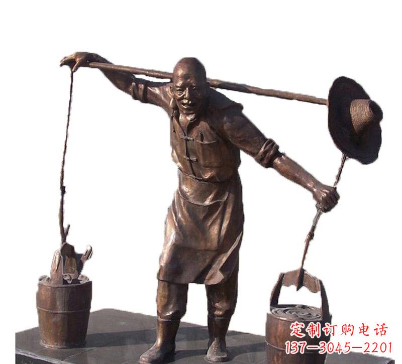河南挑扁担的老人铜雕