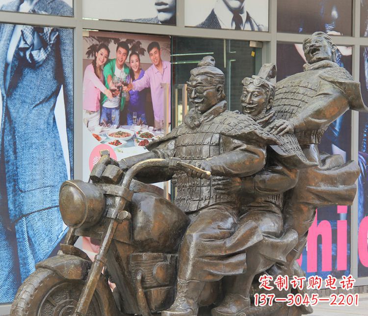 河南铜雕步行街骑摩托人物雕塑