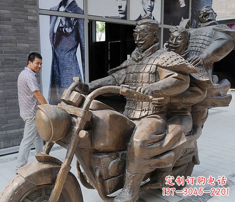 河南铜雕街头骑摩托人物雕塑