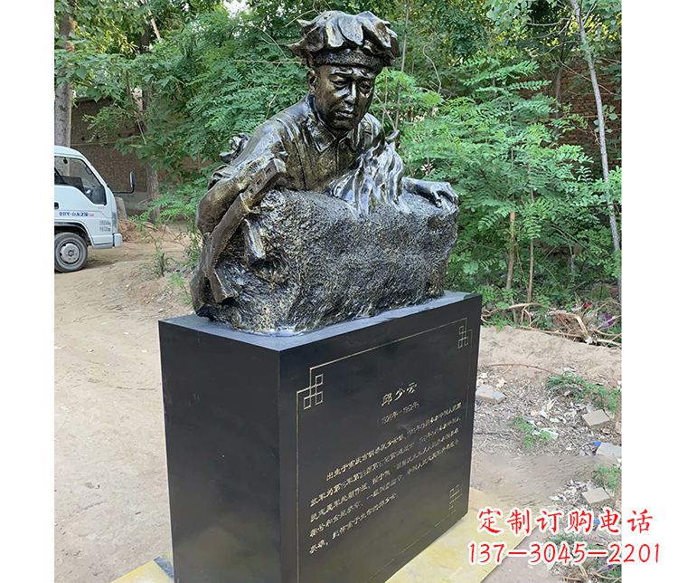 河南铜雕邱少云战士雕塑