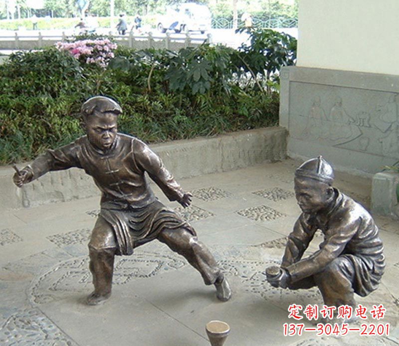 河南玩陀螺的古代儿童铜雕