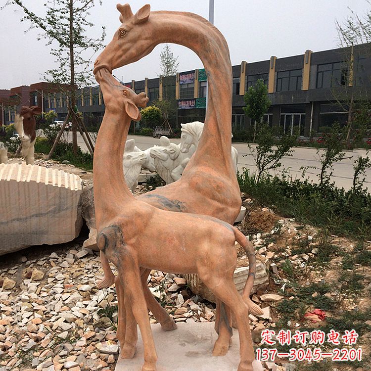河南晚霞红石雕长颈鹿-校园公园母子亲情景观雕塑
