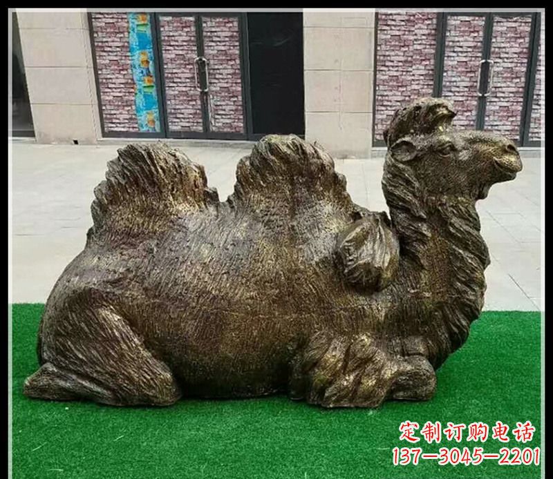 河南卧在草地的骆驼铜雕