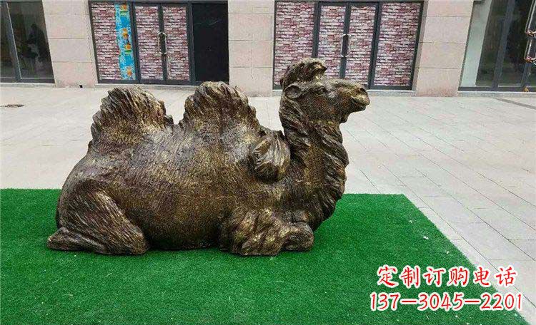 河南卧着的骆驼动物铜雕
