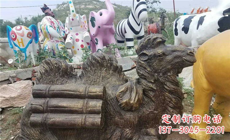 河南卧着的骆驼动物铜雕 (2)