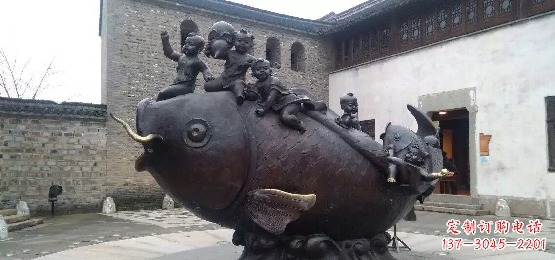 河南小孩骑鱼铜雕