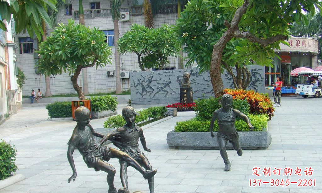 河南小孩踢足球铜雕