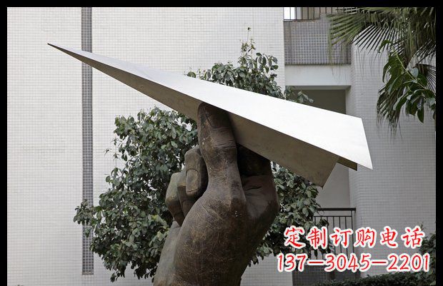 河南小区不锈钢手拿纸飞机雕塑