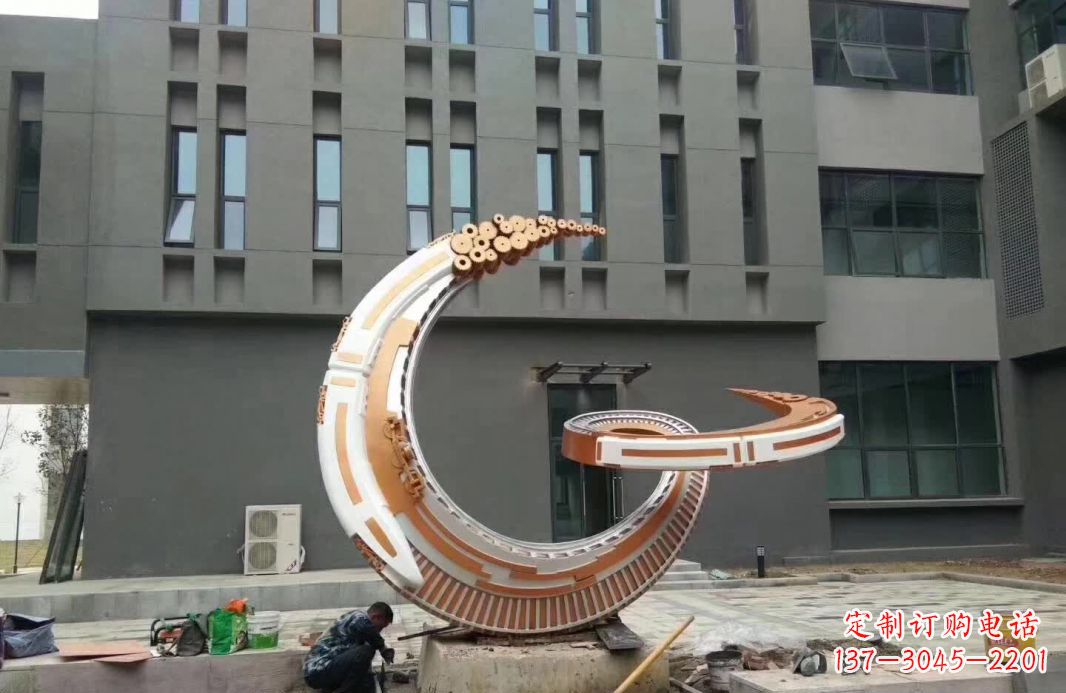河南小区抽象不锈钢月亮雕塑