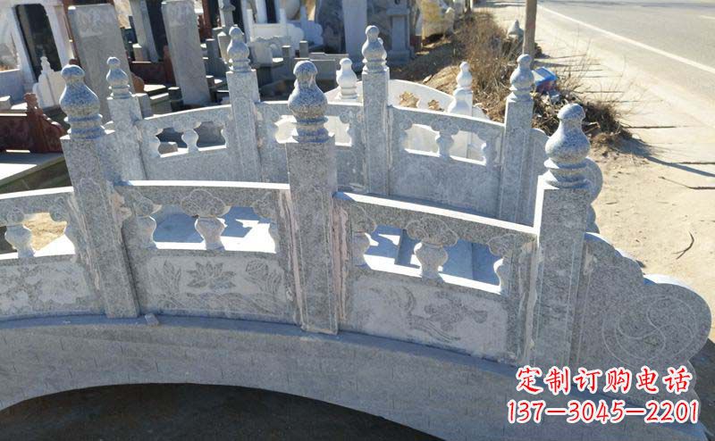 河南小区公园大理石拱桥