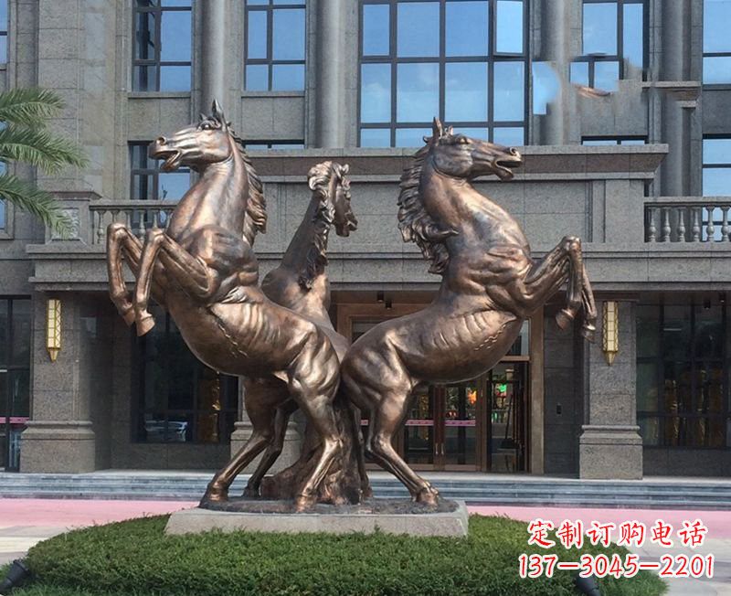 河南小区立马铜雕
