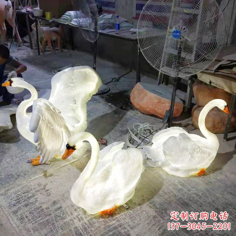 河南小区园林草坪发光天鹅景观雕塑摆件