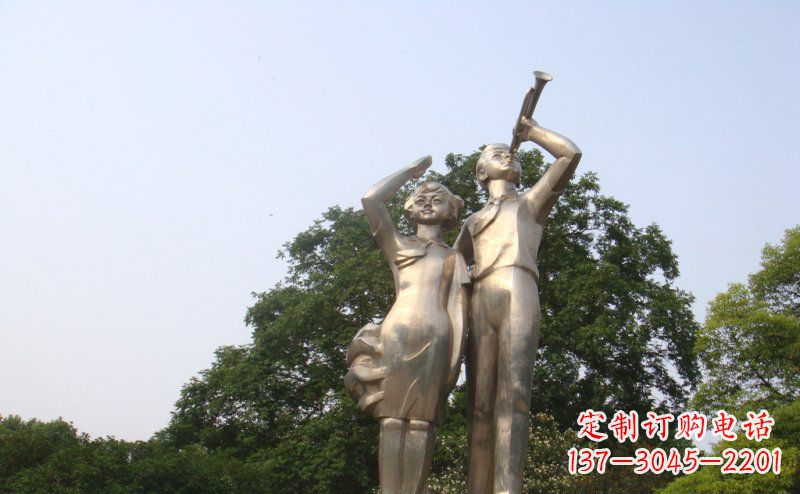 河南校园吹军号敬礼的小学生人物景观铜雕