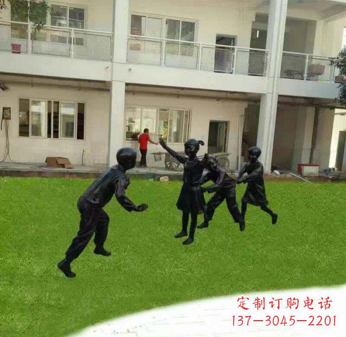 河南校园儿童玩老鹰捉小鸡铜雕