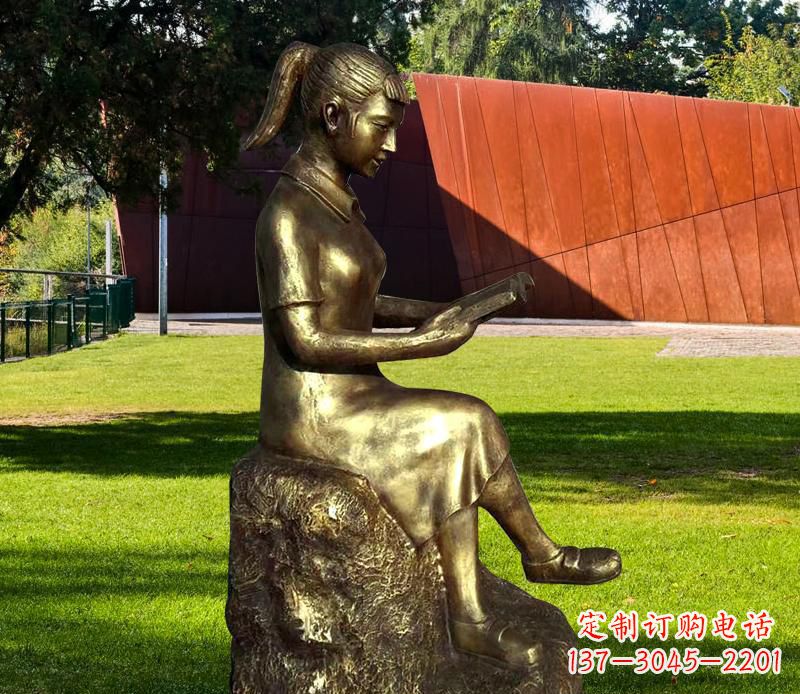 河南校园看书的女孩铜雕 