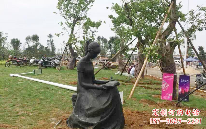 河南校园看书女孩雕塑
