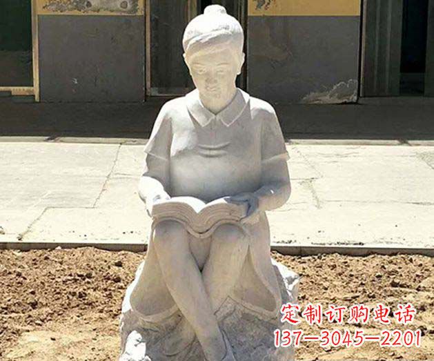 河南校园看书女孩景观石雕