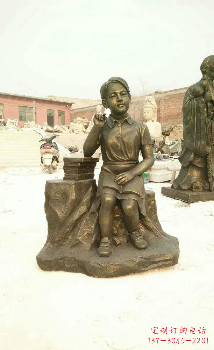 河南校园看书思考的学生铜雕