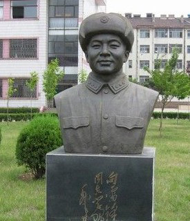 河南校园雷锋铜像