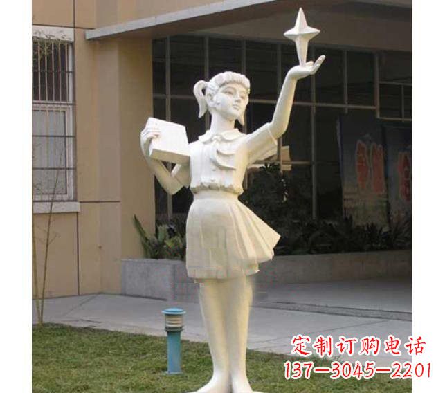 河南校园拿书本的小学生石雕