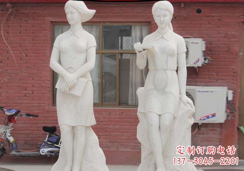 河南校园拿书本的学生石雕