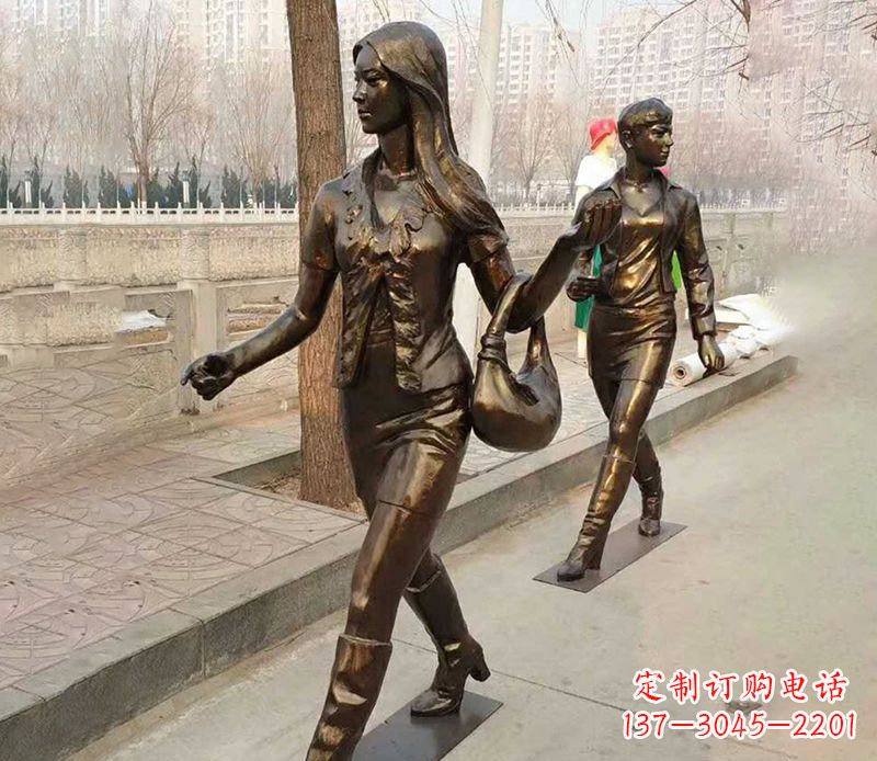 河南行走的女人街边人物铜雕